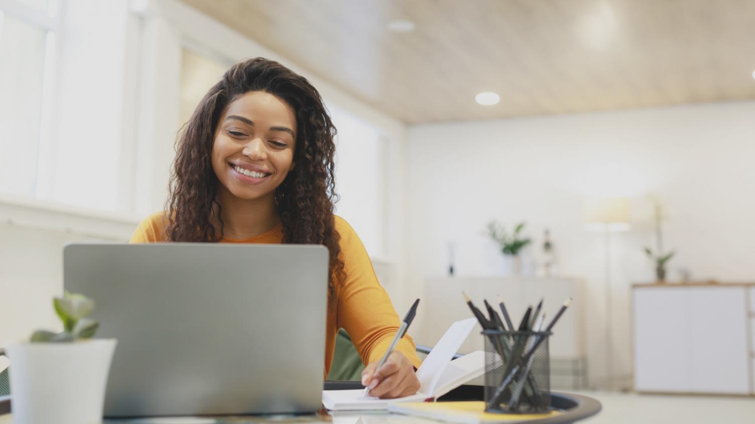 Participanți la un webinar de optimizare a conținutului